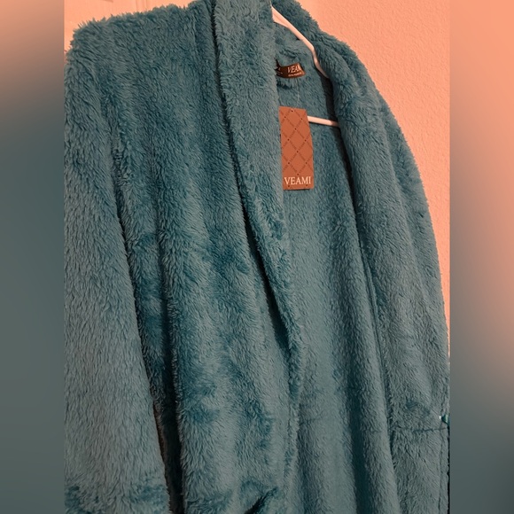 VEAMI plush robe, 100% polyester, women’s size large. Brand new with tags! - Picture 3 of 9
